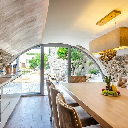 Fantastic Seafront 4 Bedrooms Samostan Prestige Stunning Sea Views Enclosed Garden With Private Pool *